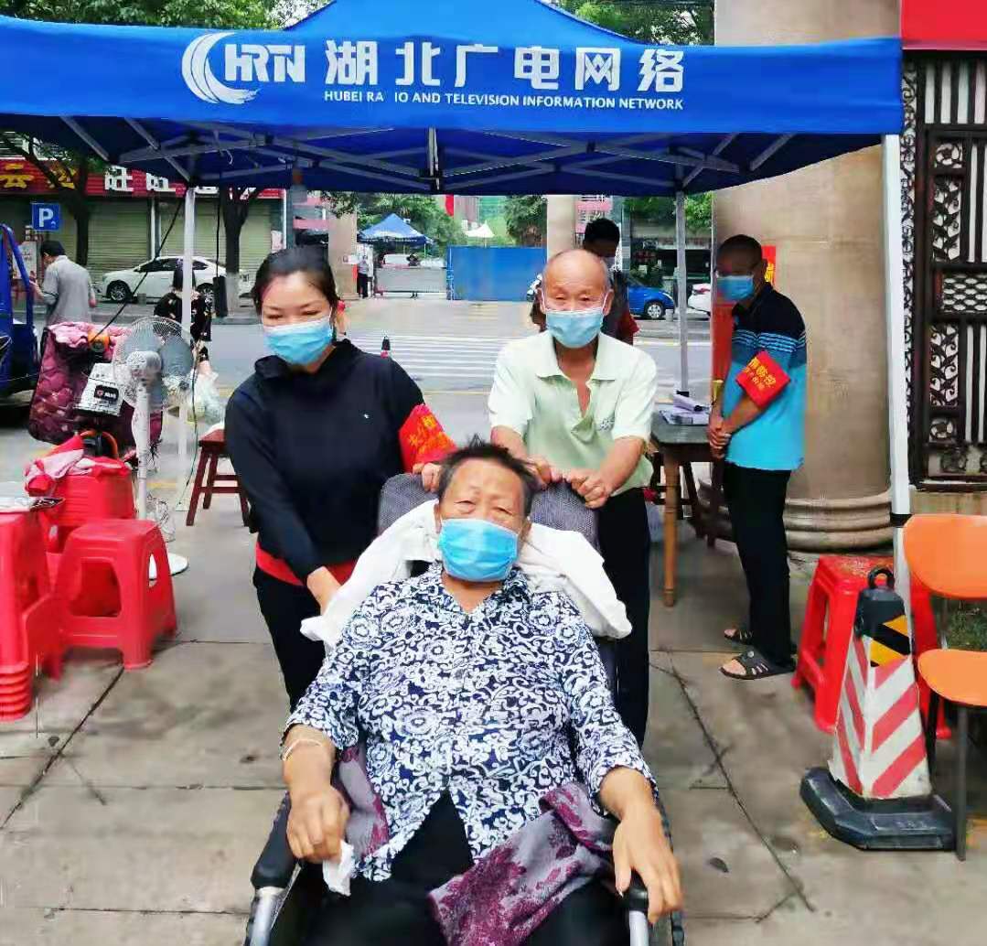 吳耿云幫助輪椅老人回家.jpg 吳耿云幫助輪椅老人回家.jpg