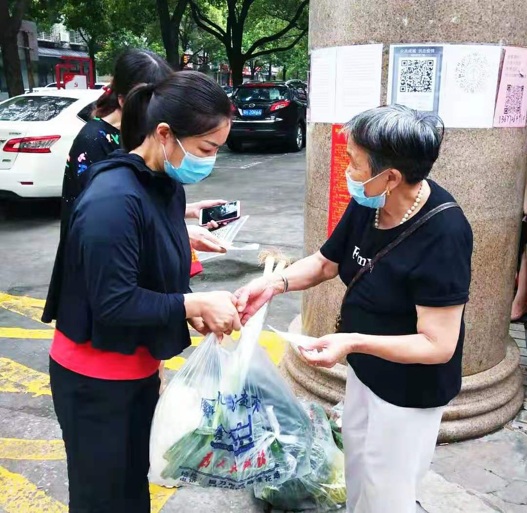 吳耿云搬運(yùn)生活物資.jpg 吳耿云搬運(yùn)生活物資.jpg