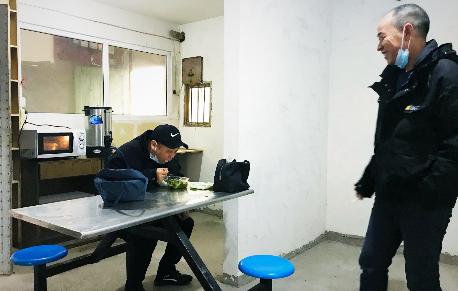 10月份，公司新租建駕駛員休息室之一，駕駛員在休息室內(nèi)愉悅休息與交談.jpg